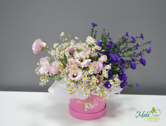 Cutie cu flori de eustoma, romaniță și flori de toamnă foto
